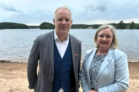  Samhällsutvecklingsnämndens ordförande Anton Sjödell (M) tillsammans med Kristine Hästmark (M), kommunstyrelsens ordförande i Gnosjö kommun.