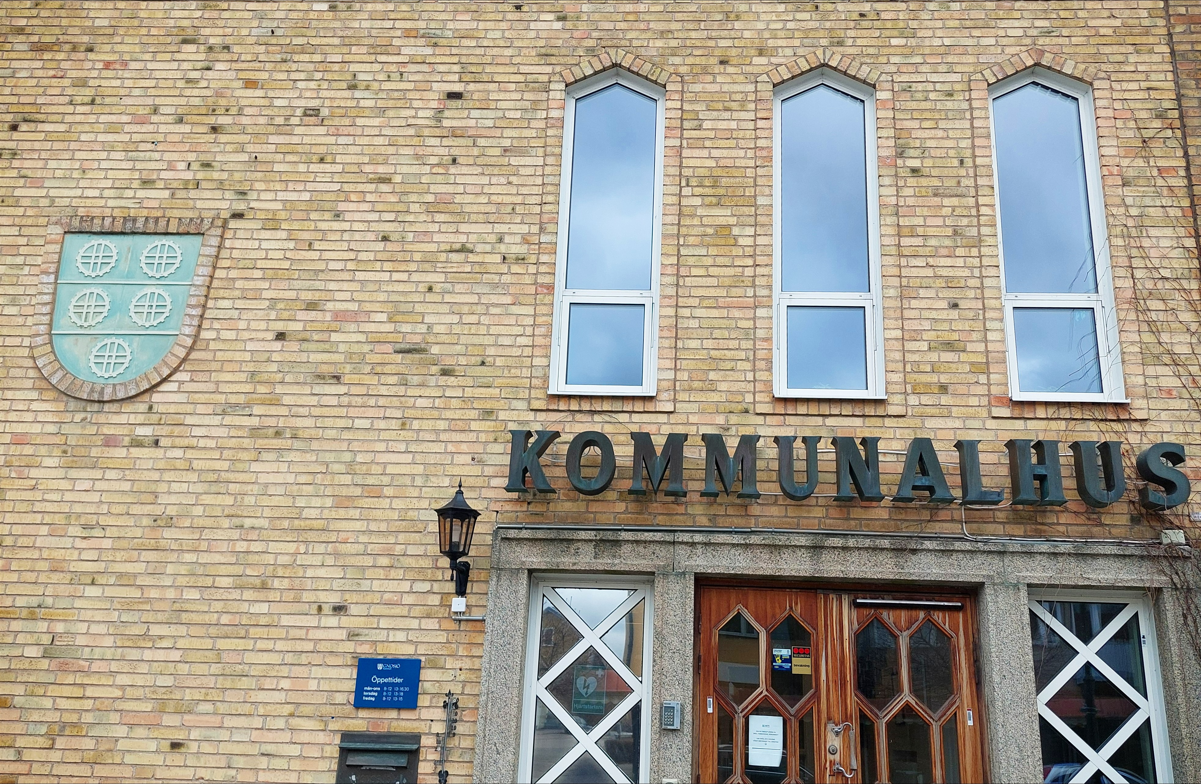 Närbild av kommunhusets fasad.