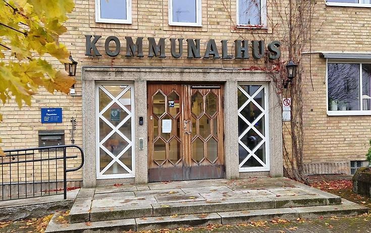 Kommunhuset i Gnojsö, sett utifrån gatan.