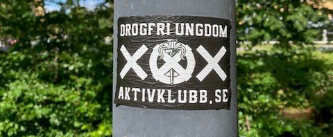 En dekal uppsatt på en lyktstolpe som annonserar aktivklubb. Texten lyder "Drogfri ungdom. Aktivklubb.se"