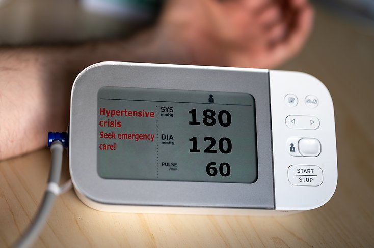 Blodtrycksmätare som visar högt blodtryck.