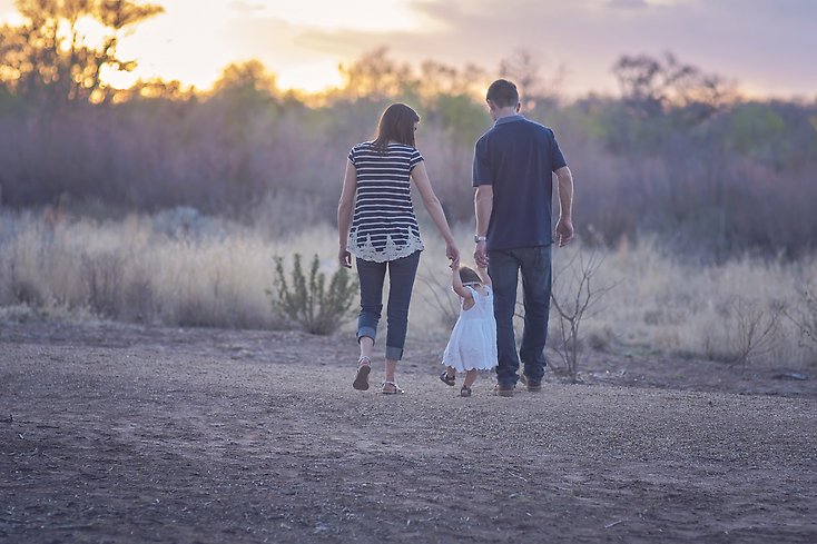 Familj, mamma, barn, pappa, som är ute och promenerar