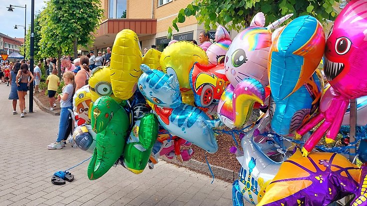 Folkvimmel från Järnbärardagen, ballonger i förgrunden.