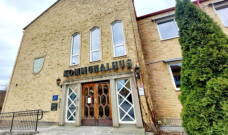 Kommunhuset med julbelysning framför.