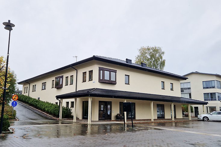 Byggnad i centrala Gnosjö, en våning, gul puts.