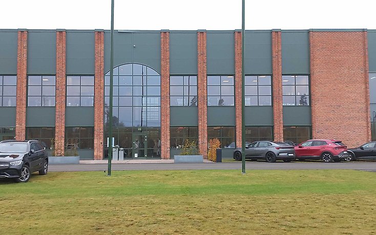 Fasad på industribyggnad.