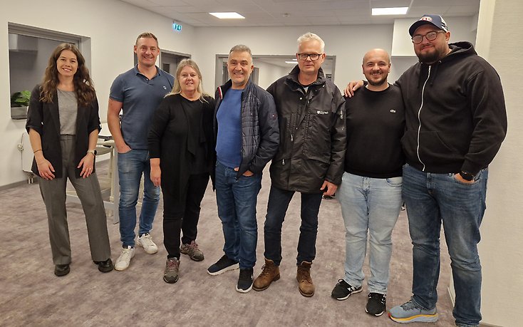 Personer uppställda vid sidan om varandra.