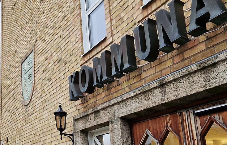 Kommunhuset i Gnojsö, sett utifrån gatan.