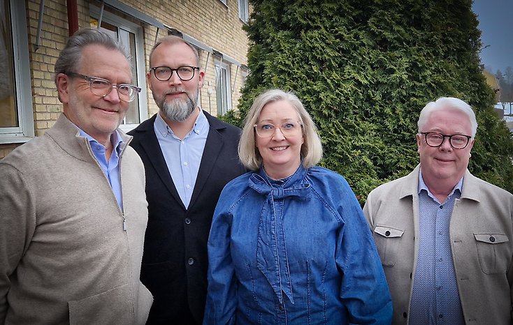 Fyra personer i medelåldern, fyra män och en kvinna.