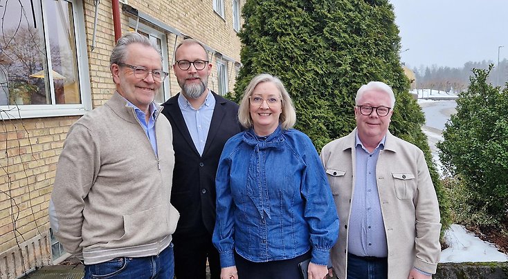 Fyra personer i medelåldern, fyra män och en kvinna.