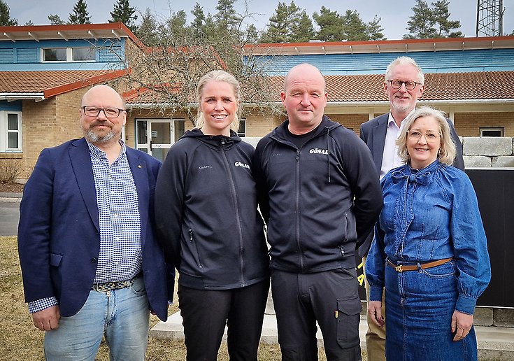 Fem personer utanför brandstationen i Gislaved.
