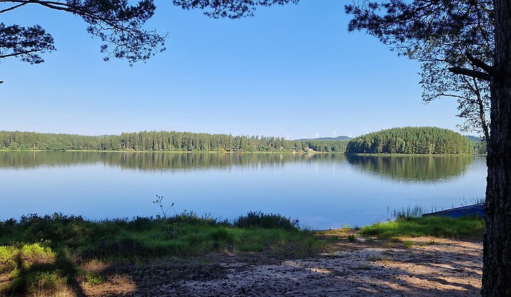 En badplats med badbrygga i solnedgång.
