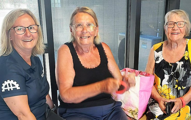 Tre glada kvinnor. Lotta och två besökare på Rehab och Relax.