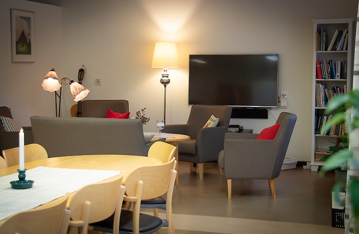 Interiör på gemenskapssal, bord och stolar runt.