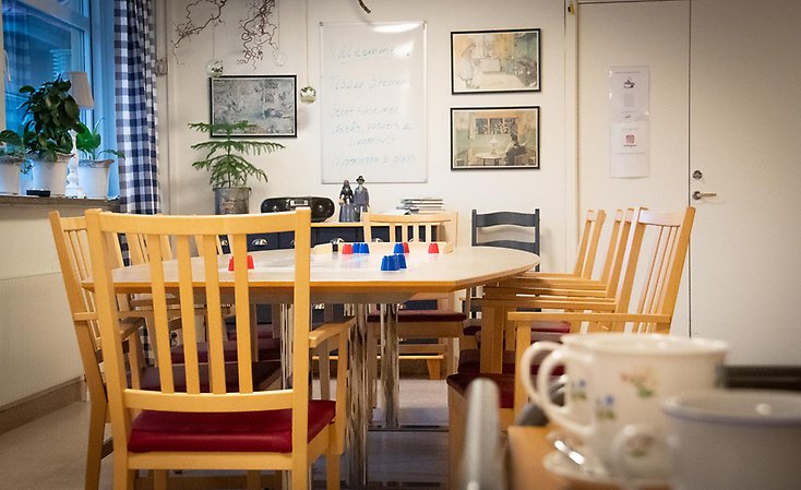 Interiör gemenskapsrum, Bäckgården. Ett matbord, i förgrunden en serveringsvagn med kaffekoppar.