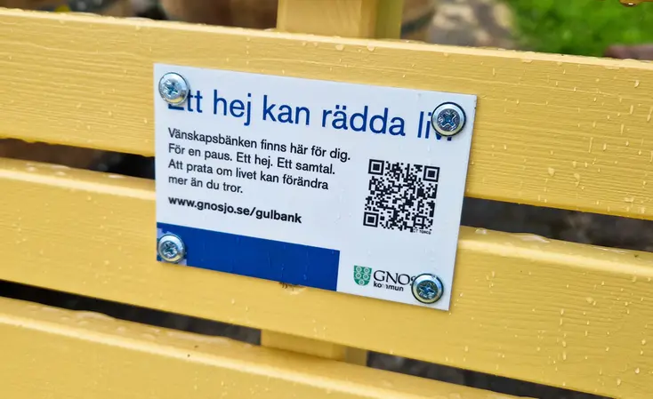 En gul parkbänk.