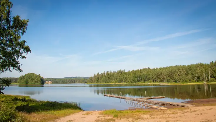 En badplats med badbrygga i sommartid.