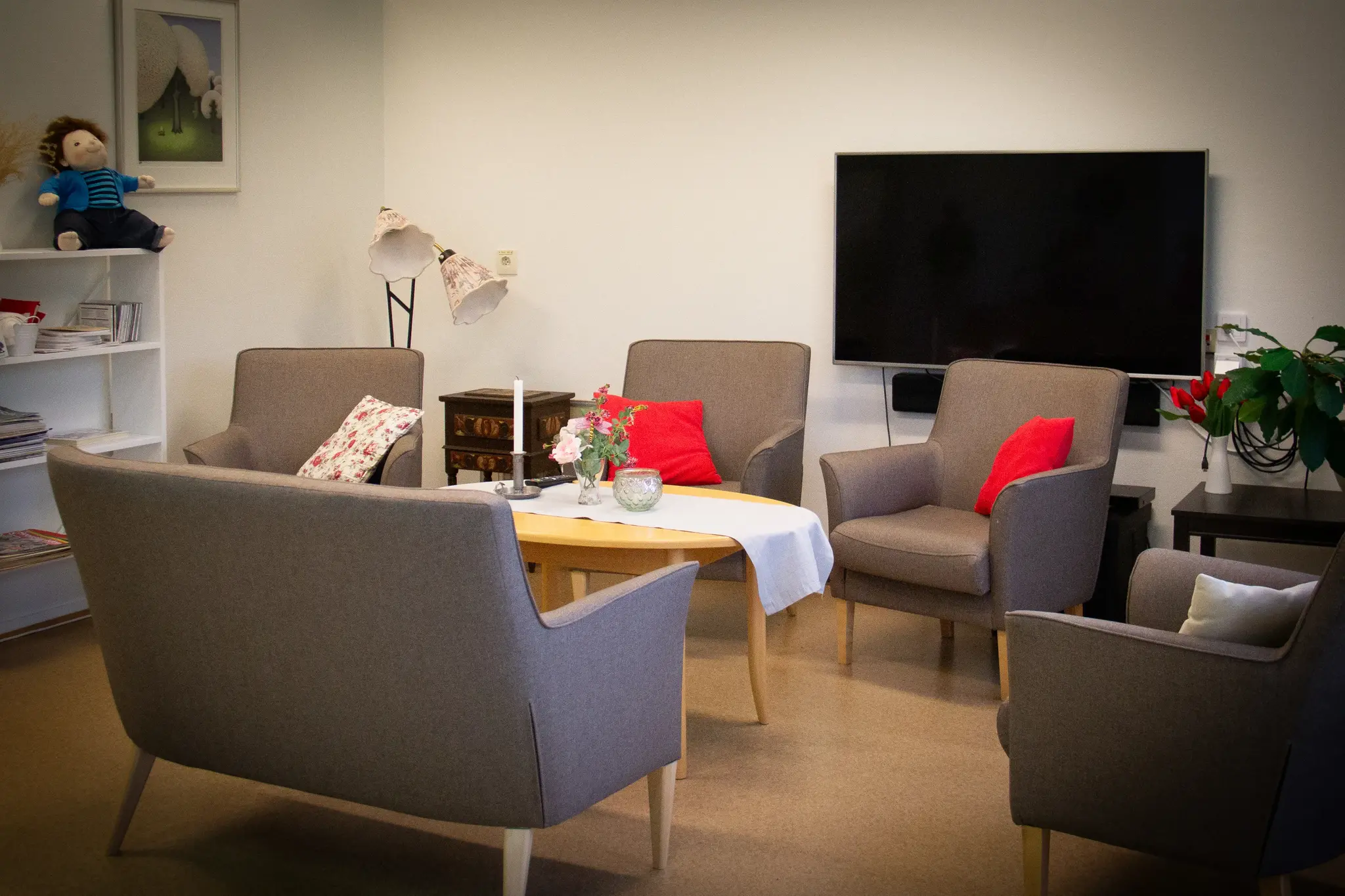 Ett allrum med soffor och tv på äldreboendet Rosendal.