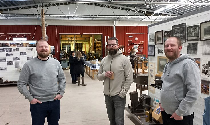 Tre män kopplar av i pausen på Hylténs Industrimuseum.