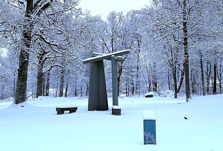 Skulpturer utomhus i ett vinterlandskap.