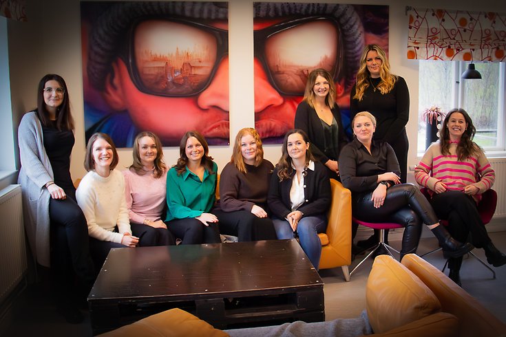Tio unga kvinnor sitter samlade i ett rum på fritidsgården Hammargården.