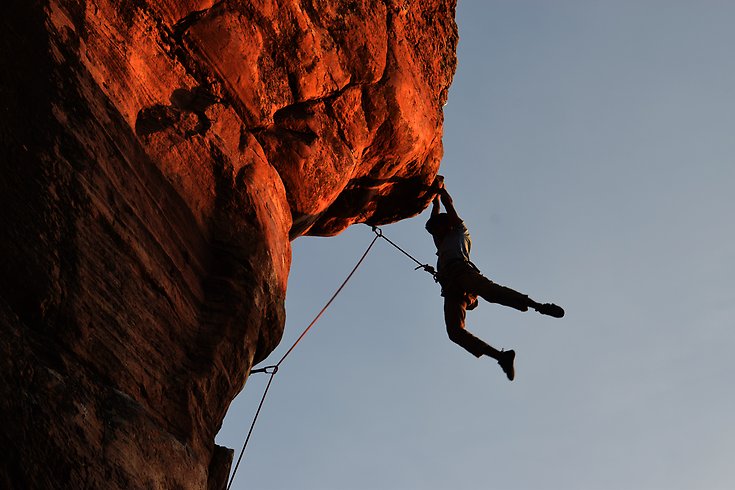 En person hänger ner för ett berg under bergsklättring.